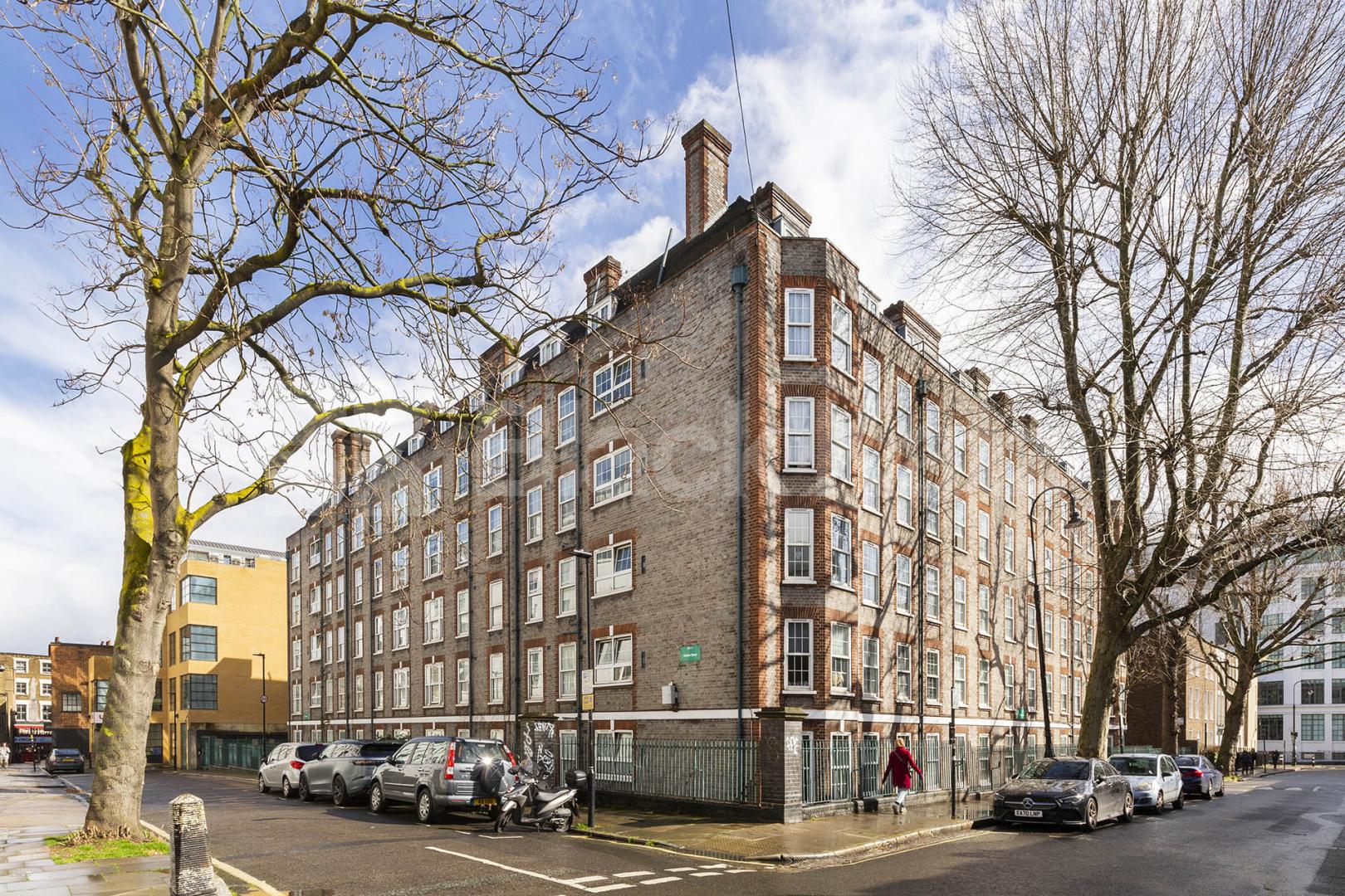 Recently refurbished three double bed flat mins to Tube & Regents Park Arlington Road , Camden
